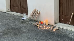 Des bougies et des fleurs ont été déposés devant la salle des fêtes où avait lieu la soirée à Crépol