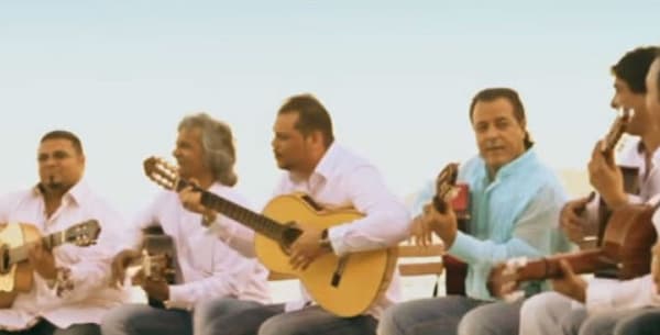 Les membres du groupe Chico &amp; The Gyspsies dans le clip "Amor de Mis Amores" 