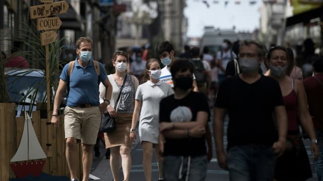 Des personnes portent un masque de protection dans une rue animée de Nantes, le 21 août 2020