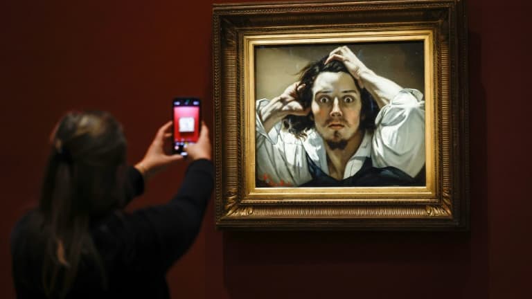 Une personne prend en photo le tableau "Le Désespéré"), célèbre autoportrait du peintre français Gustave Courbet, exposé au musée d'Orsay à Paris, le 13 octobre 2025
