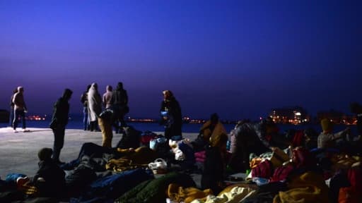 Des migrants sur le port grec de Chios, le 4 avril 2016 Des migrants sur le port grec de Chios, le 4 avril 2016