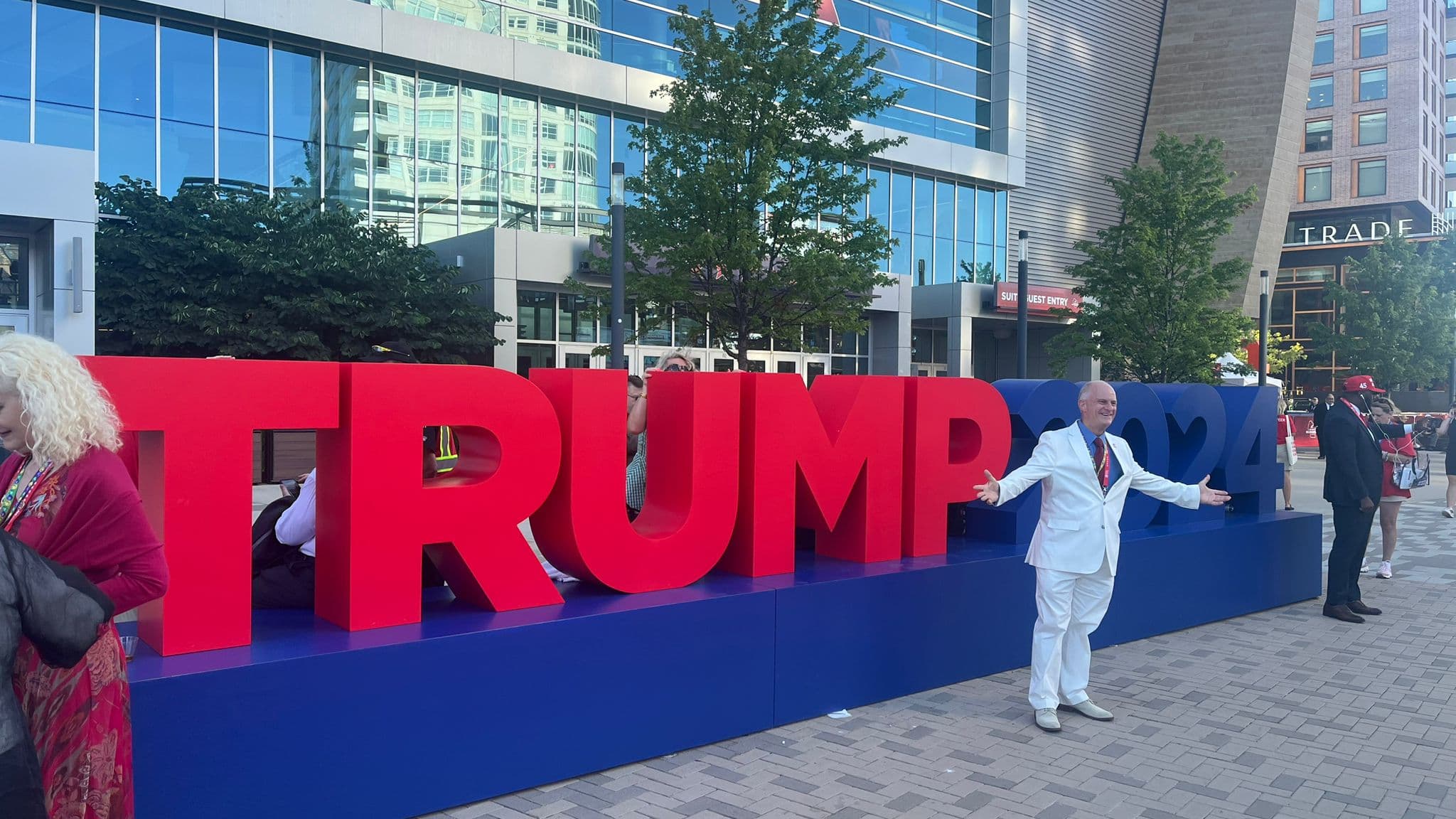 Un militant de Donald Trump à Milwaukee, en marge de la convention républicaine, le jeudi 18 juillet 2024