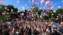 Des milliers de ballons sont lâchés dans le ciel pendant une veillée en hommage aux victimes de l'attaque du 22 mai, le 26 mai 2017 à Manchester.