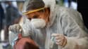 Un membre du personnel de santé effectue un test de dépistage de coronavirus à Quiberon le 57 juillet
