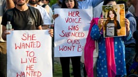 Des manifestants le 5 juin 2025 à Islamabad dénonçant le meurtre de Sana Yousaf une influenceuse populaire du Pakistan