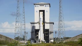 Le lanceur lourd européen Ariane 6 sur son pas de tir du centre spatial de Kourou en Guyane française, le 4 novembre 2025, peu avant son décollage 