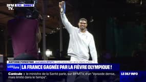 Yannick Borel, médaillé d'argent à l'épée, acclamé par les supporters au Club France