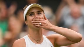 Elina Svitolina gagne son quart de finale contre la numéro 1 mondiale Iga Swiatek. 11 juillet 2023, AFP