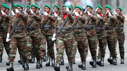 Femmes soldats de l'armée béninoise. Les armées de 13 pays africains ont défilé pour la première fois sur les Champs-Elysées pour le 14-Juillet, une initiative destinée à célébrer le cinquantenaire des indépendances octroyées sous le général de Gaulle. /P