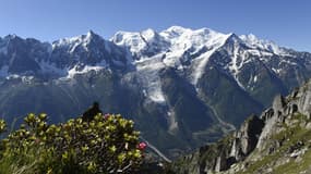 Deux alpinistes sont morts et une a été blessée ce lundi, après une chute de pierre lors de leur ascension du Mont Blanc (PHOTO D'ILLUSTRATION)