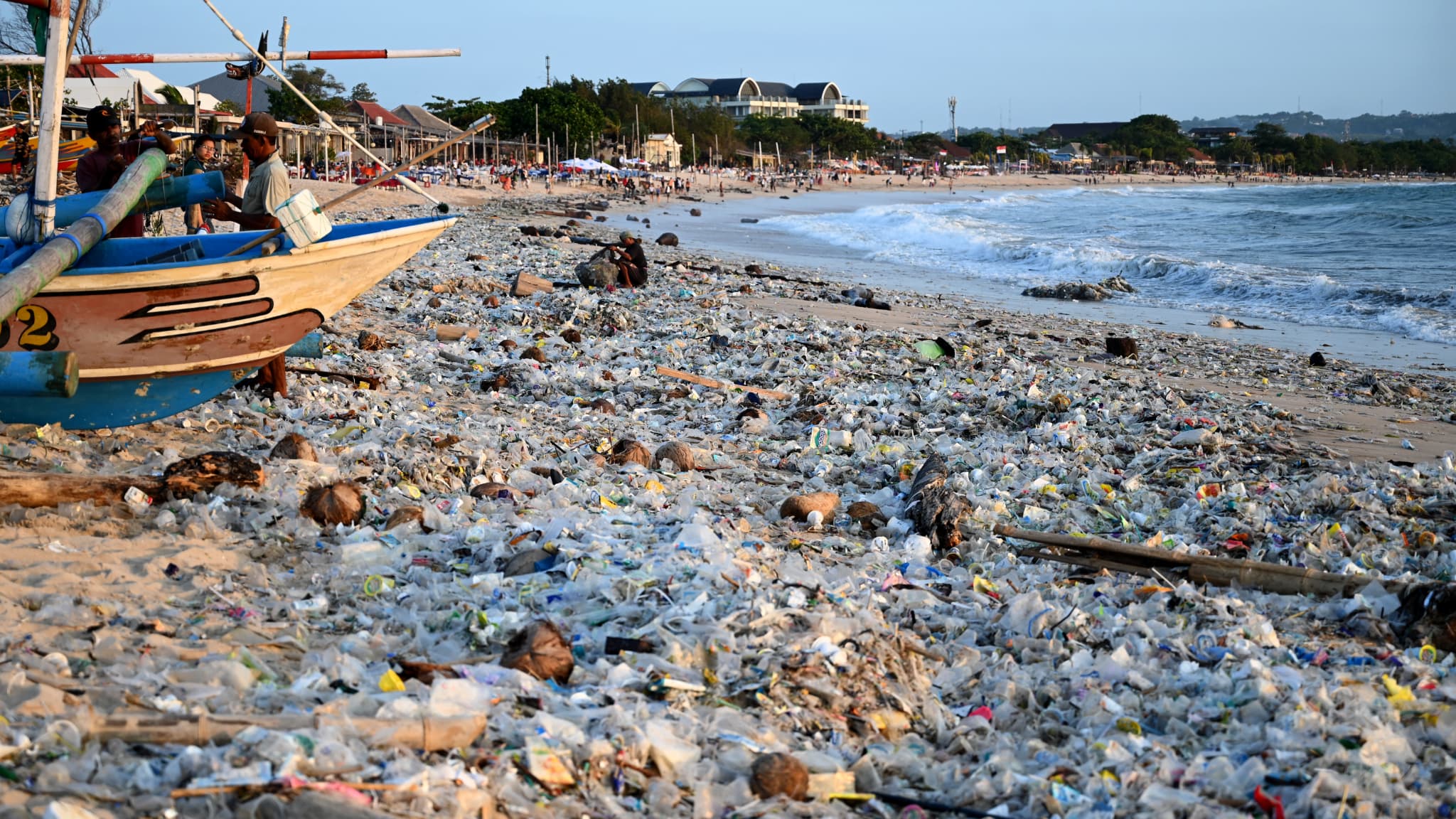La plage de Kedonganan recouverte de déchets le mardi 19 mars 2024.