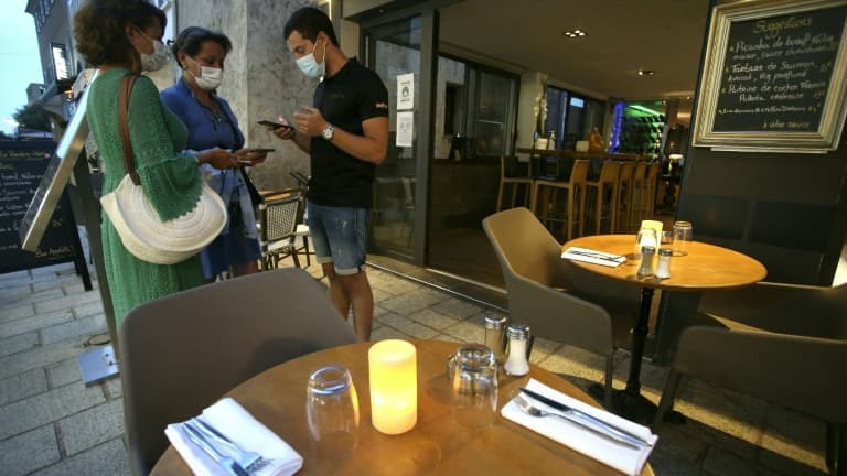 Vérification du pass sanitaire le 23 juillet 2021 dans un restaurant de l'Ile Rousse en Corse