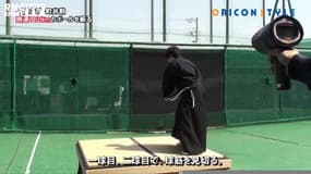 Un samouraï découpe une balle de baseball lancée à 160 km/h