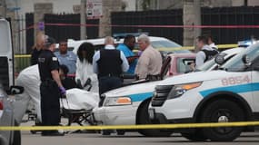 Le corps d'un homme criblé de balles est transporté par la police de Chicago (Illinois) où les fusillades sont courantes (image d'illustration)