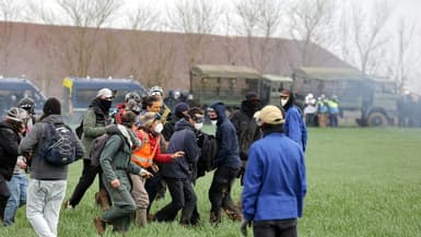 Des opposants aux bassines de rétention d'eau, à Sainte-Soline, le 25 mars 2023, alors que de premiers afrrontements avec les forces de l'ordre ont commencé