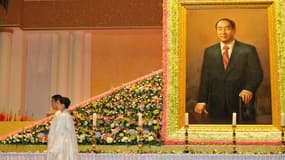 Hyung-Jin Moon (à gauche), le plus jeune fils et successeur du fondateur de l'Église de l'Unification Sun Myung Moon, et son épouse Lee Yeon-Ah (deuxième à gauche) passent devant un portrait de Sun Myung Moon (en haut à droite) alors qu'ils pleurent sa mort au Centre mondial de la paix Cheongshim à Gapyeong, à environ 60 km au nord-est de Séoul (Corée du Sud), le 6 septembre 2012. (Photo d'illustration)