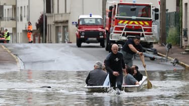 Les secours évacuent des habitants de Souppes-sur-Loing, au sud-est de Paris, mercredi 1er juin 2016.