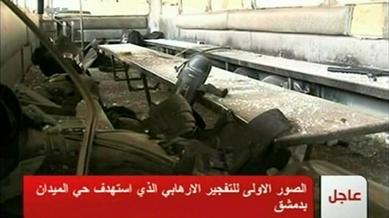 Bus endommagé par une explosion à Damas. Un attentat suicide à Damas a fait 25 morts et 46 blessés, selon la chaîne de télévision Addounia TV. /Image diffusée le 6 janvier 2012/REUTERS/SYRIAN TV via REUTERS TV