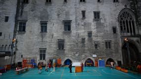 La scène du Palais des Papes, à Avignon, le 3 juillet 2023 lors d'une représentation de la pièce "Welfare"