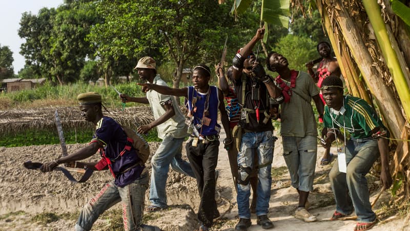 Des membres d'une milice anti-balaka à Bangui, le 24 février 2014.