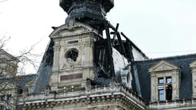 Le campanile de la mairie du 12e arrondissement de Paris très endommagé par l'incendie le 27 janvier 2025