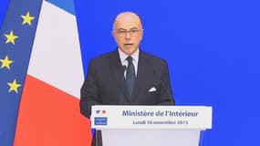 Bernard Cazeneuve présente le bilan des interventions de police dans la nuit de dimanche à lundi, le 16 novembre 2015.