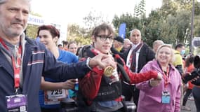 Valentin, adolescent atteint de paralysie cérébrale, a fait les 150 derniers mètres debout lors du semi-marathon de Paris ce dimanche