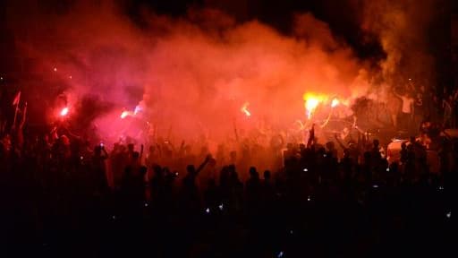 Des partisans du Parti démocratique du peuple (HDP) en liesse le 7 juin 2015 à Diyarbakir Des partisans du Parti démocratique du peuple (HDP) en liesse le 7 juin 2015 à Diyarbakir
