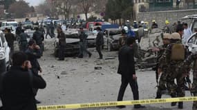 La police et le personnel de sécurité inspectent les lieux d'un attentat suicide dans le centre de Kaboul, le 25 mars 2015