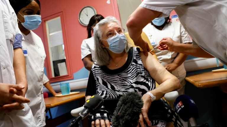 Mauricette, française de 78 ans, reçoit le vaccin de Pfizer-BioNTech dans un hôpital de Sevran, en banlieue parisienne, au premier jour de la vaccination, le 27 décembre 2020