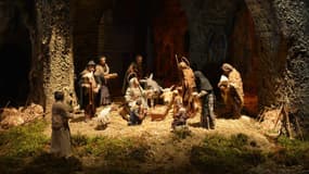 La crèche chrétienne met en scène la naissance de Jésus de Nazareth dans une étable ou une grotte.