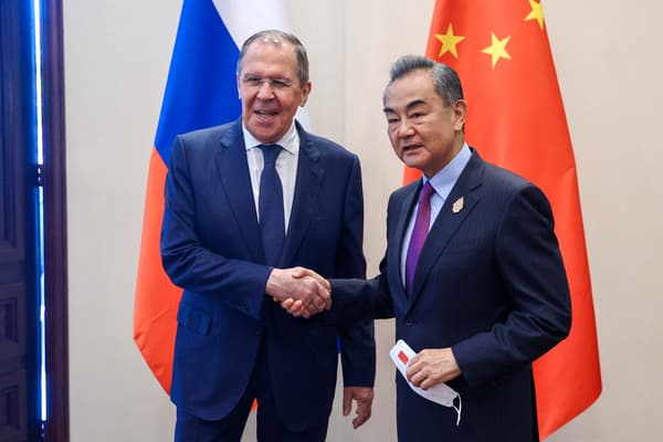 Le ministre russe des Affaires étrangères Sergeï Lavrov et son homologue chinois Wang Li, à Bali, avant une réunion du G20, le 7 juillet 2022