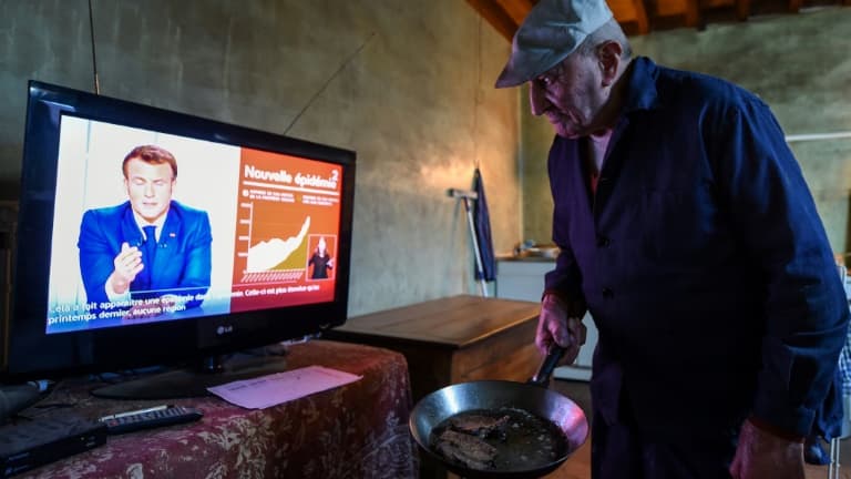 Un homme prépare son dîner en regardant l'allocution du président Emmanuel Macron le 31 mars 2021 à Happonvilliers (France)