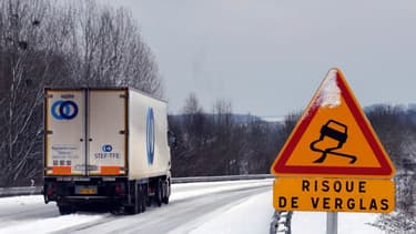 Un panneau indiquant "risque de verglas" (illustration)