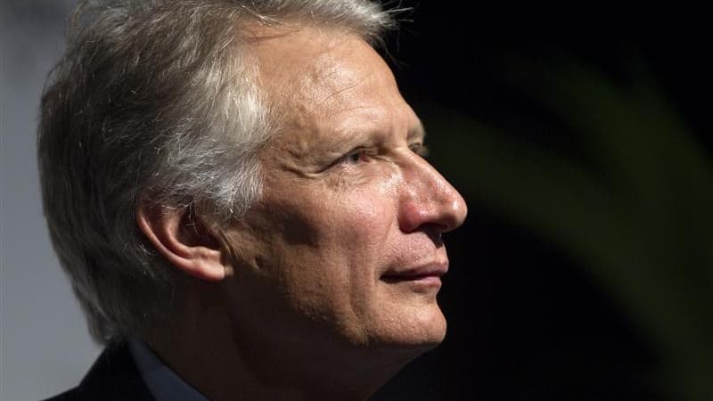 L'ancien Premier ministre Dominique de Villepin est arrivé lundi au tribunal de Paris pour une deuxième audition comme témoin par les juges enquêtant sur une possible affaire de corruption en marge de contrats d'armement et de la présidentielle de 1995. /