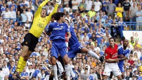 Edwin van der Sar et Michael Ballack à la lutte en 2008.