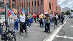 Des professeurs ont sans poste ont manifesté jeudi devant le rectorat à Toulouse