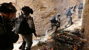 La police israélienne aux frontières à la poursuite de Palestiniens dans la Vieille ville de Jérusalem, le 17 avril 2022
