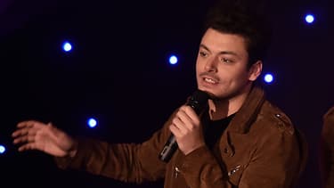 Kev Adams au côté de sa poupée de cire