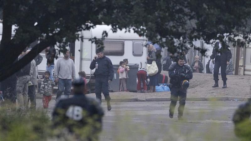 Un campement de roms était en cours d'évacuation lundi matin à Evry, dans l'Essonne.