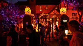 Des personnes devant une maison décorée pour Halloween, à Burbank, en Californie, le 30 octobre 2021. (photo d'illustration)