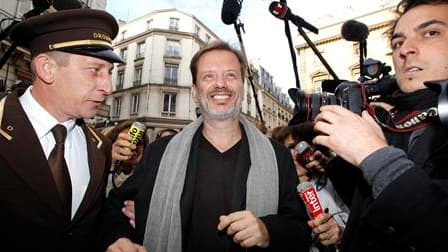 "L'Art français de la guerre", premier roman d'Alexis Jenni (au centre, à son arrivée au restaurant Chez Drouant) a reçu mercredi le prix Goncourt, le plus prestigieux des prix littéraires français. /Photo prise le 2 novembre 2011/REUTERS/Benoît Tessier