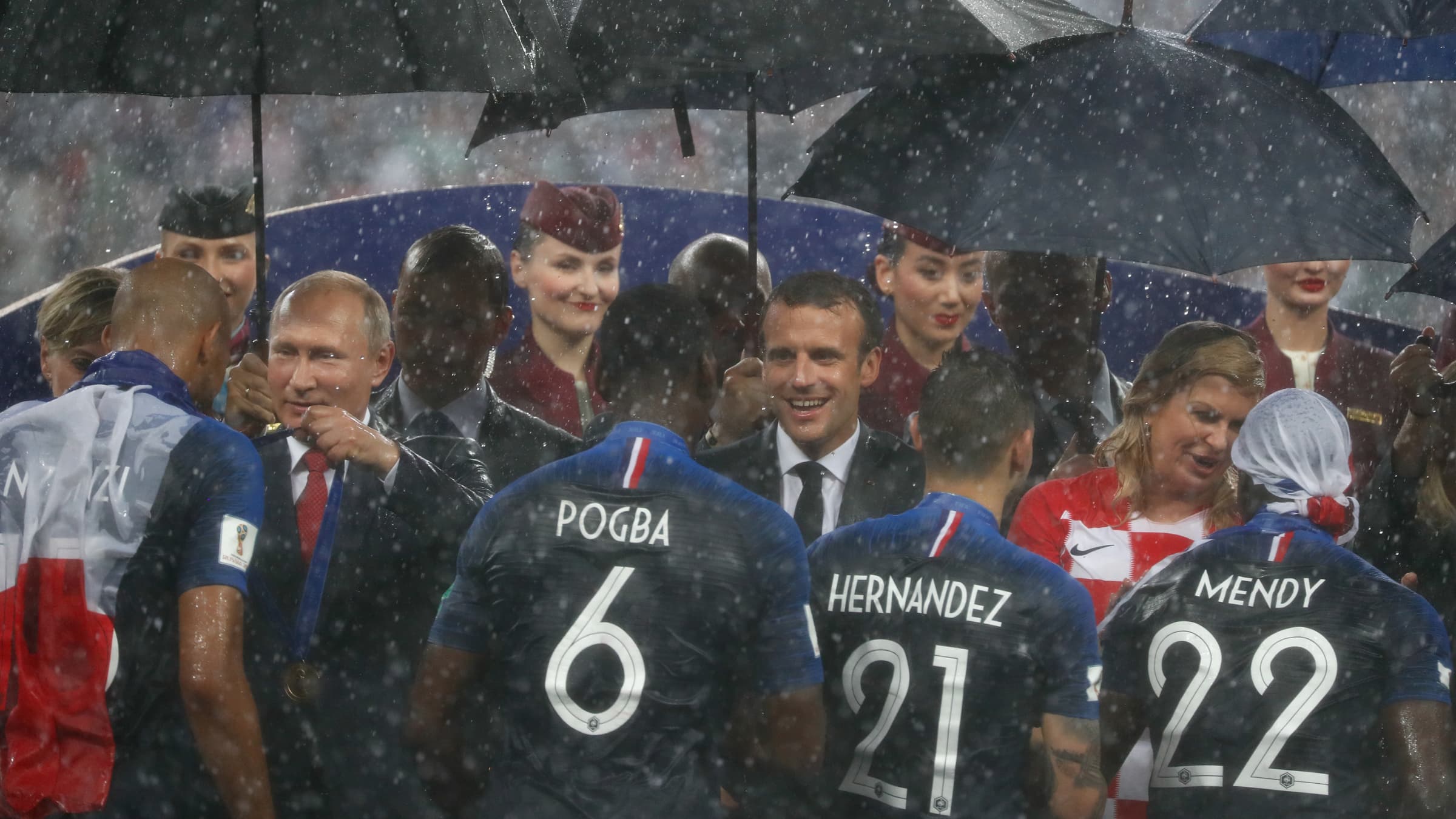 Vladimir Poutine remet leurs médailles aux joueurs de l'équipe de France, le 15 juillet 2018, à Moscou. Vladimir Poutine remet leurs médailles aux joueurs de l'équipe de France, le 15 juillet 2018, à Moscou.