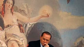 Silvio Berlusconi a essuyé lundi un nouveau revers avec la démission de son ministre et allié Aldo Brancher, responsable du fédéralisme au gouvernement, qui fait l'objet d'un procès pour détournement de fonds. /Photo prise le 26 mai 2010/REUTERS/Stefano R