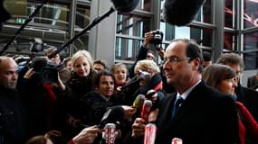 François Hollande en campagne à Nancy. L'équipe de François Hollande a affiché sa sérénité et la droite son incrédulité lundi face aux rumeurs de front conservateur européen ciblant le candidat socialiste à l'élection présidentielle en France. /Photo pris