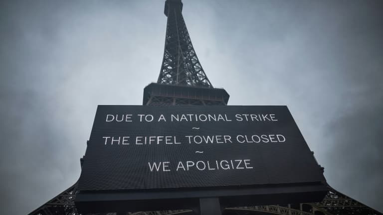 Un panneau devant la tour Eiffel le 19 février 2024 à Paris indique que le monument est fermé en raison d'une grève