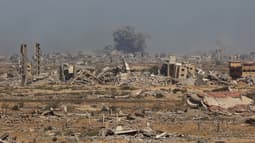 De la fumée s'élève après une frappe israélienne dans la ville de Gaza, le 2 octobre 2025,  à Nuseirat, dans le centre de Gaza. 