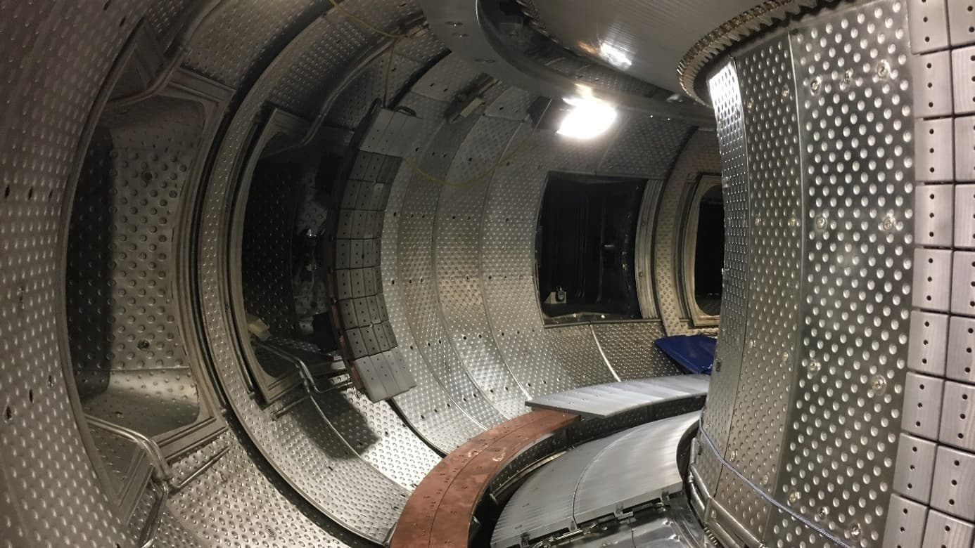 Vue intérieure de la chambre toroïdale. Une enceinte qui doit pouvoir résister et contenir le plasma en fusion (150 millions de degrés) Vue intérieure de la chambre toroïdale. Une enceinte qui doit pouvoir résister et contenir le plasma en fusion (150 millions de degrés)