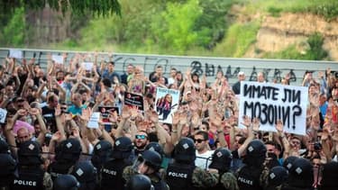 Des manifestants à Skopje devant le ministère des Affaires étrangères demandant la démission du Premier ministre, le 8 mai 2015