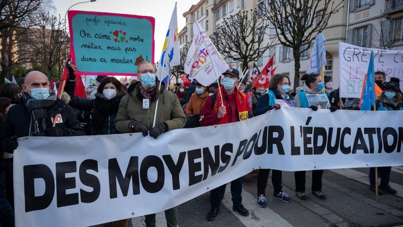 Des manifestants contre les multiples protocoles sanitaires dévoilés par l'exécutif le 13 janvier 2022 à Strasbourg.